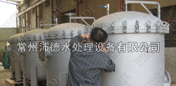 车间工人对多袋式过滤器进行打压